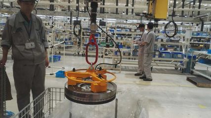 磁力吊具在汽车轮毂制造中的高效搬运与人工服务的协同优化